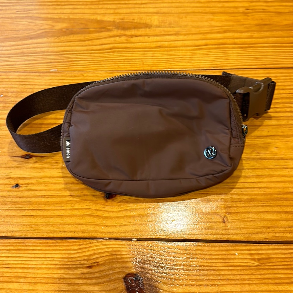 lululemon Belt Bag in Mocha 1L